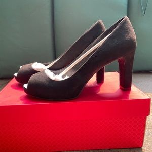 Kelly & Katie Frisisi Womens Size 8.5 Black Slip On Peep Toe Block Pump Heels